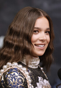 Hailee+Steinfeld+Apple+TV+Season+3+Premiere+ooPTfcFBpj4x.jpeg