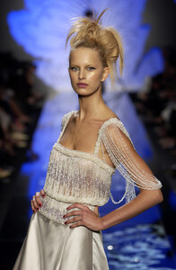 1624703289_Valentino2001HauteCouture13.thumb.jpg.cbdba8aa8d38d284a4ef274bf7645b7d.jpg