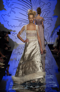 1630412695_Valentino2001HauteCouture11.thumb.jpg.9514db98dcb170d324c7fa56b9eb7e5b.jpg