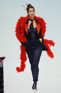 1634376064_Dolce-Gabbana-Fall-92(18).thumb.jpg.437d23474488582a96fff6c2b37980c5.jpg