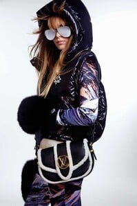 1636027537494154-LV-SKI-COLLECTION_LIFESTYLE-10-.thumb.jpg.3769dee0889fbafbf63749e0af695fb7.jpg