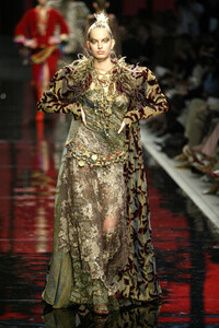 165630621_EmanuelUngaro2002HauteCouture164.thumb.jpg.b56a70c719d9f23f63c2ee03366facf6.jpg