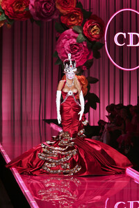 1659347850_ChristianDior2004HauteCouture7.thumb.jpg.7e51252cb934dff7b147a1149deeb675.jpg