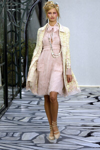 1660276392_Chanel2003HauteCouture47.thumb.jpg.582c9c03b2fc62776702b94289035ae5.jpg