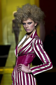 1663461549_GianniVersace2001HauteCouture75.thumb.jpg.7c7081403cb4562d3626eae882173ffb.jpg