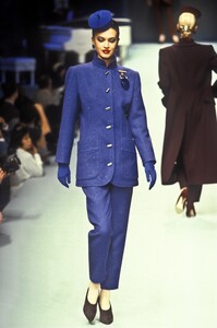 1681066073_NinaRicci1996HauteCouture7.thumb.jpg.498b540634eeb5269f5c811f8bf02b60.jpg