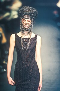 1684443932_JeanPaulGaultier1998HauteCouture79.thumb.jpg.d360e009d1cfc8c3946529d776af39d3.jpg