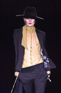 1716380529_JulienMacDonald2002WomenRTW34.thumb.jpg.689528277b5cb3544064757db6fb47d5.jpg