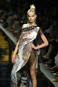 1717194535_EmanuelUngaro2002HauteCouture83.thumb.jpg.0ef53e7b39b0f1b8c69fee80b96c420b.jpg