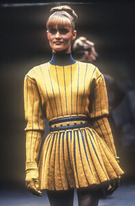 1757403889_AzzedineAlaia1993WomenRTW39.thumb.jpg.6c9b5df4a1d15882d00f385afe759a89.jpg