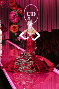 176737563_ChristianDior2004HauteCouture13.thumb.jpg.17d7543d655709fbe4145ae980f81e92.jpg