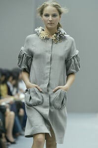 1784915081_MaurizioPecoraro2006WomenRTW23.thumb.jpg.80570e76dba2f18af0abf6e922920407.jpg