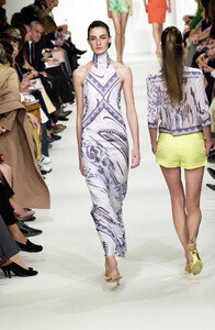 1791482106_EmilioPucci2001WomenRTW47.thumb.jpg.be5cd3ba6da040db8b3ca38377bb0be7.jpg