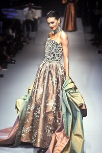 1796387271_NinaRicci1996HauteCouture94.thumb.jpg.c10ae8e30b5ceb5ae9c916e6a2308b00.jpg