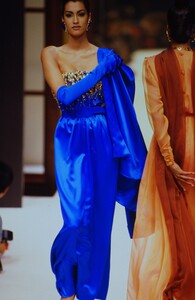 180293829_givenchy-hc-fw-1991(5).thumb.jpg.13f0d6cefc92616810b2cd0517d7f171.jpg