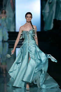 1816264185_ElieSaab2005HauteCouture106.thumb.jpg.1acb5ca03d6cfdb7d168f3a076fd6eb9.jpg