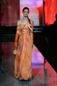 1837323136_ElieSaab2005HauteCouture75.thumb.jpg.4f8e6fbb25590dd2ed7177b93b85fd1e.jpg