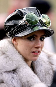 Sienna+Miller+Miller+glamorous+Factory+Girl+VBIHpAhJV4ox.jpg