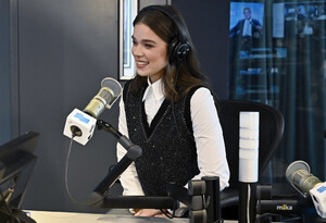 Hailee+Steinfeld+Hailee+Steinfeld+Visits+SiriusXM+1gnaxR7erb_x.jpeg