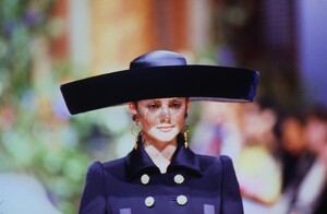 1856511167_christian-lacroix-couture-fall-1996(27).thumb.jpg.44448b38be486d6af51ebde2e110427b.jpg