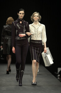 1916715475_Moschino2001WomenRTW2.thumb.jpg.40ba9fd0e1422aa164975b4f1fbcb72b.jpg