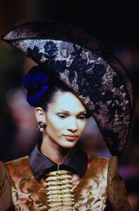 1923793242_christian-lacroix-couture-fall-1996(6).thumb.jpg.352a00cce7072d4195e8d22e00a84bdc.jpg