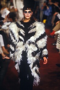 193547902_JeanPaulGaultier1997HauteCouture84.thumb.jpg.b9ed66eecdd1a5952004cb63f7db86d1.jpg