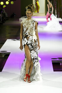 1936332785_ChristianLacroix2004HauteCouture243.thumb.jpg.2d0e0d2d6ec95e197439d71dac9d9a9e.jpg