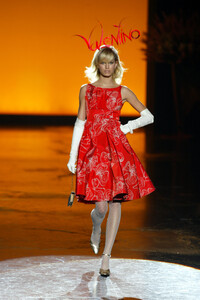 196411377_Valentino2002HauteCouture1.thumb.jpg.88944f840b9d5e11ec8280e1c5c22041.jpg