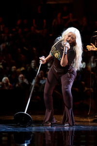 Christina+Aguilera+36th+Annual+Rock+Roll+Hall+bY0kTL2vst_x.jpg