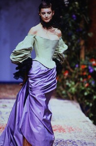 1987573073_christian-lacroix-couture-fall-1996(22).thumb.jpg.07a504aae01adc21772e94581b63f8ee.jpg