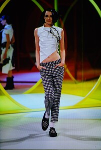 2003598240_JOHN-GALLIANO-SPRING-2000-CATWALK-ARCHIVES(4).thumb.jpg.86c0a99425700f2aa439bad6ea970774.jpg