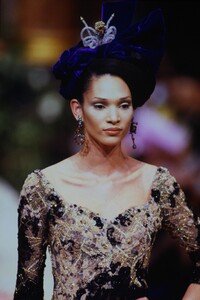 2012603592_christian-lacroix-couture-fall-1996(15).thumb.jpg.bf5686c83a3019b7e391b2e58ae91e59.jpg