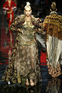 2021037482_EmanuelUngaro2002HauteCouture167.thumb.jpg.4c3185156cea9e2288b8d12a71fb6259.jpg