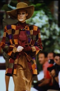 2033299243_givenchy-hc-fw-1992(1).thumb.jpg.4fb93affcc3fda375a3488469ed5f349.jpg