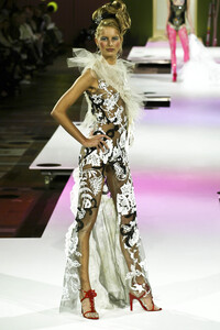 2058617596_ChristianLacroix2004HauteCouture244.thumb.jpg.bf317203a096d4df6d336c248bb6fc20.jpg