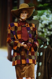 2061067104_givenchy-hc-fw-1992(2).thumb.jpg.0e35d632b1b54b6bce1e000ed567ec2c.jpg