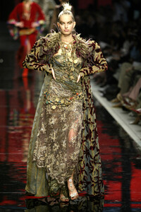 206204069_EmanuelUngaro2002HauteCouture165.thumb.jpg.01ec81539c0536317fc9ebd6b869564d.jpg