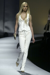 2071800034_Versace2003WomenRTW38.thumb.jpg.73992c2e4b33095627e2e454cd20c211.jpg