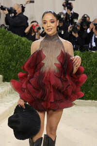 Tessa+Thompson+2021+Met+Gala+Celebrating+America+EcJNcjZ9MSLx.jpg