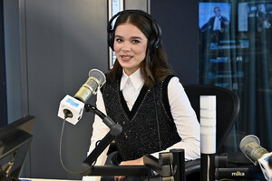 Hailee+Steinfeld+Hailee+Steinfeld+Visits+SiriusXM+xg4PTwBUUNMx.jpeg