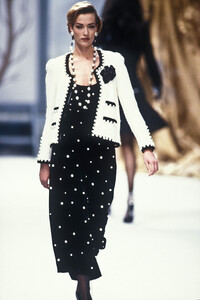 211388288_Chanel1991HauteCouture70.thumb.jpg.0e84c764bfa46557b09207afc3a1d7dc.jpg