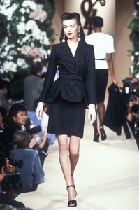 2120373406_YvesSaintLaurent1996HauteCouture86.thumb.jpg.c68c0eaf2d43641be420b9d073464c8e.jpg