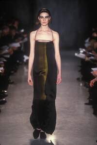 2121409710_DonnaKaran1997WomenRTW102.thumb.jpg.2ec52900487c879c4f4ccd83f1cbfcea.jpg