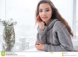 mujer-joven-alegre-en-café-en-el-día-de-invierno-frío-85691593.jpg