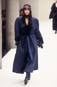 214202089_Fendi1995WomenRTW1.thumb.jpg.00d43af5a57d9c2951c5d8fa66df42e9.jpg