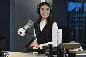 Hailee+Steinfeld+Hailee+Steinfeld+Visits+SiriusXM+tOEE6tvJpFCx.jpeg