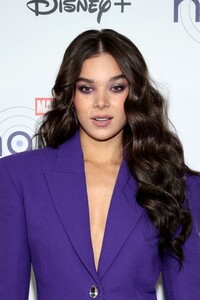 Hailee+Steinfeld+Hawkeye+Special+Screening+wPmpenGGnQux.jpeg