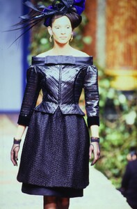 272644193_christian-lacroix-couture-fall-1996(13).thumb.jpg.c64da6556ec21b1662b58576e6e04f05.jpg