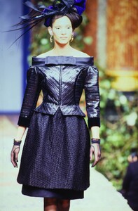 272644193_christian-lacroix-couture-fall-1996(13).thumb.jpg.c64da6556ec21b1662b58576e6e04f05.jpg